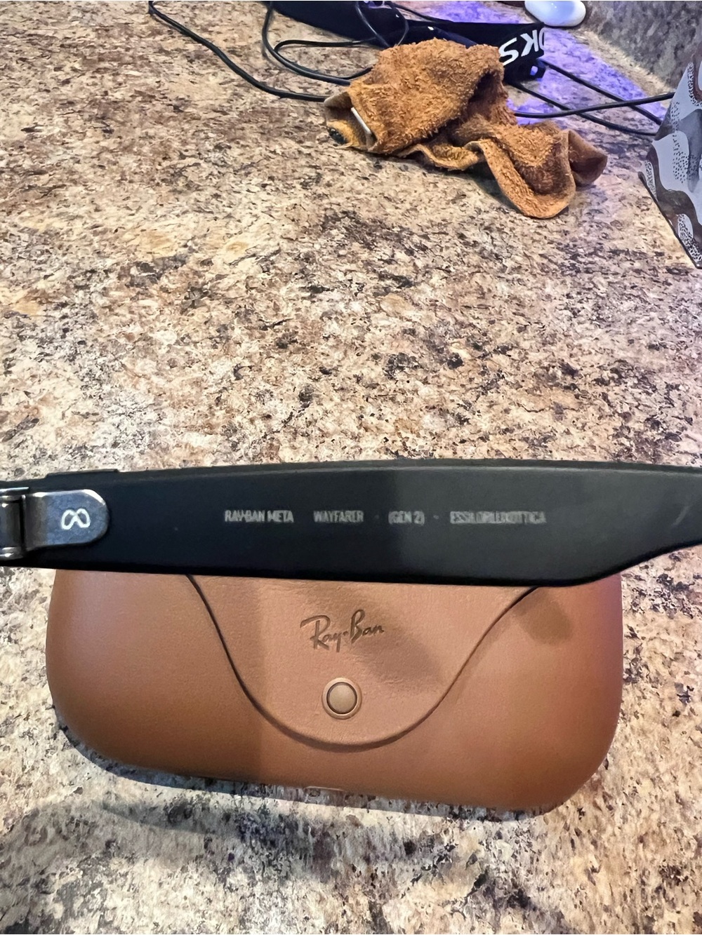 Ray-Ban Wayfarer Meta with Brown Leather Charging Case - Picture 3 of 5